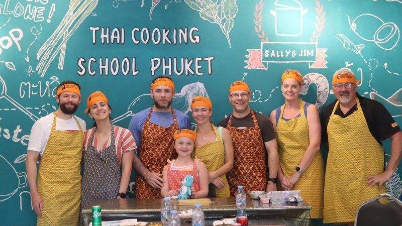 אורחים עם סינרים ב-Kata Thai Cooking